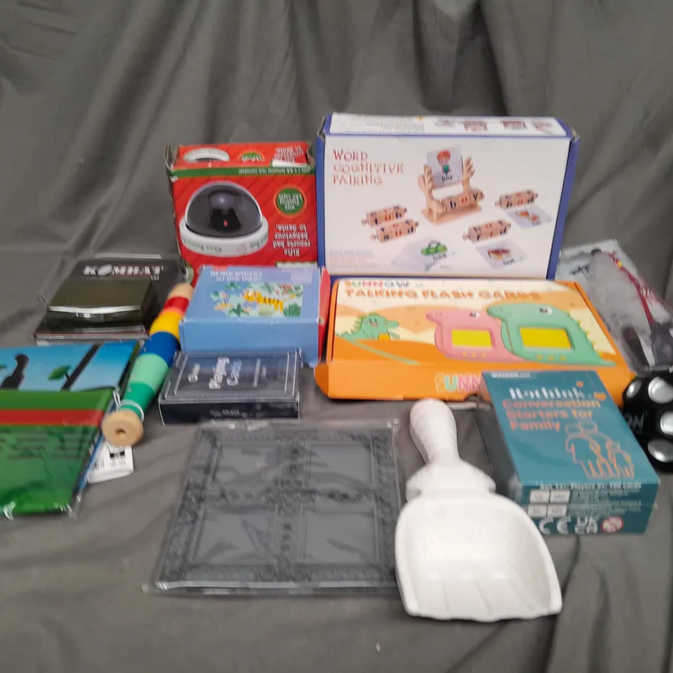 APPROXIMATELY 10 ASSORTED TOYS AND GAMES TO INCLUDE CARD GAMES, BABY TOYS AND SANTA CAMERA
