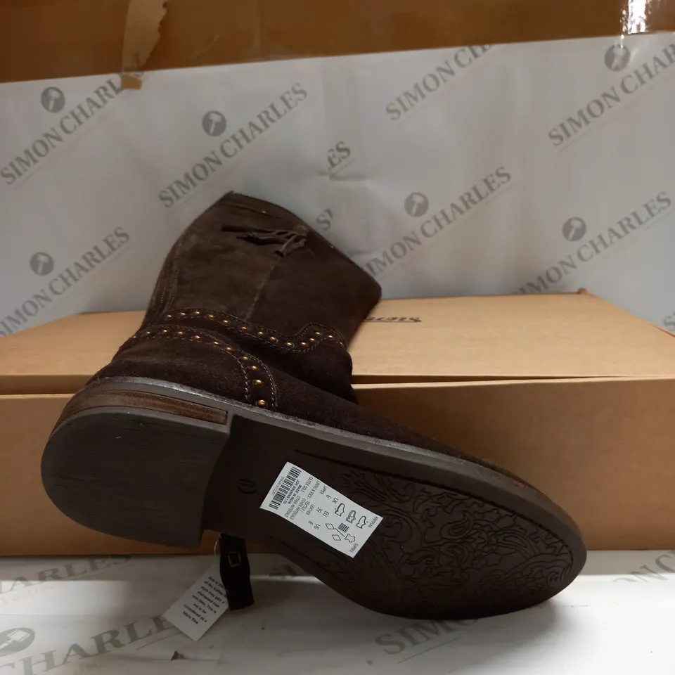 BOXED JOE BROWNS WANDERER STUDDED BOOTS - UK 4