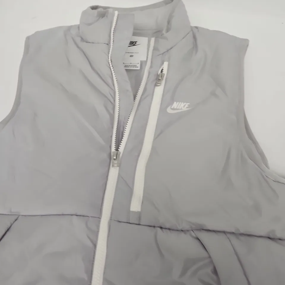 NIKE GREY SLEEVELESS PUFFER JACKET - SIZE M