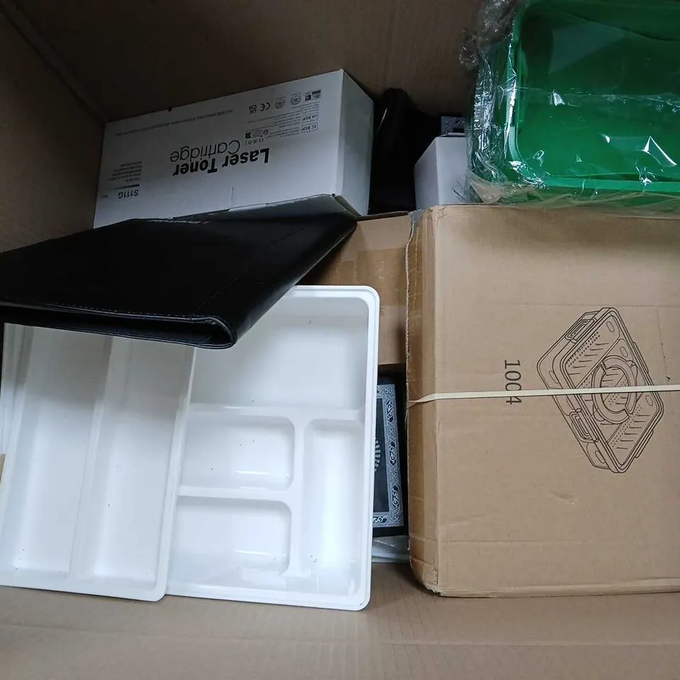 BOX OF APPROXIMATELY 15 ASSORTED ITEMS TO INCLUDE - HAPPINESS PLANNER, OVEN GLOVES, AND TOWEL PACK ETC. 