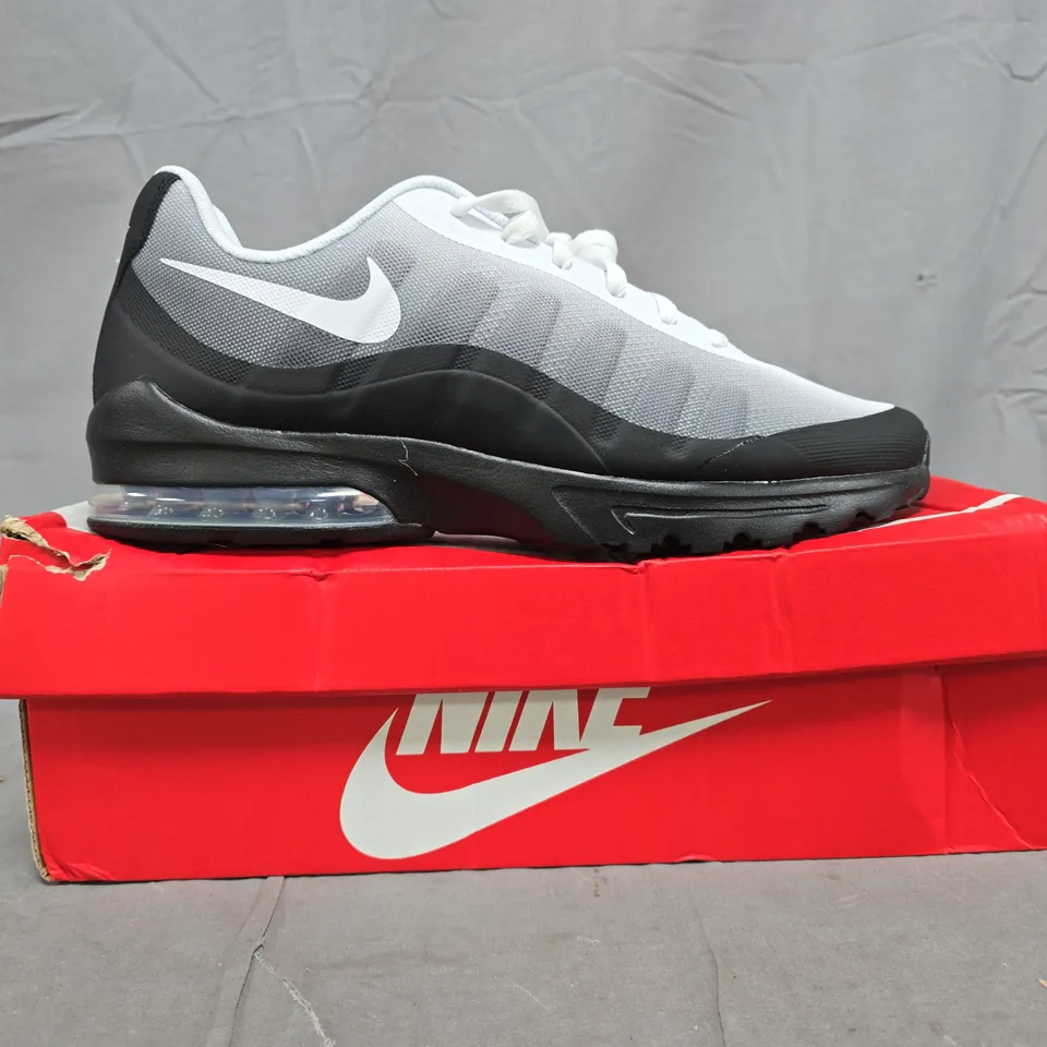 BOXED PAIR OF NIKE AIR MAX SHOES IN GREY/WHITE/BLACK SIZE UK 13
