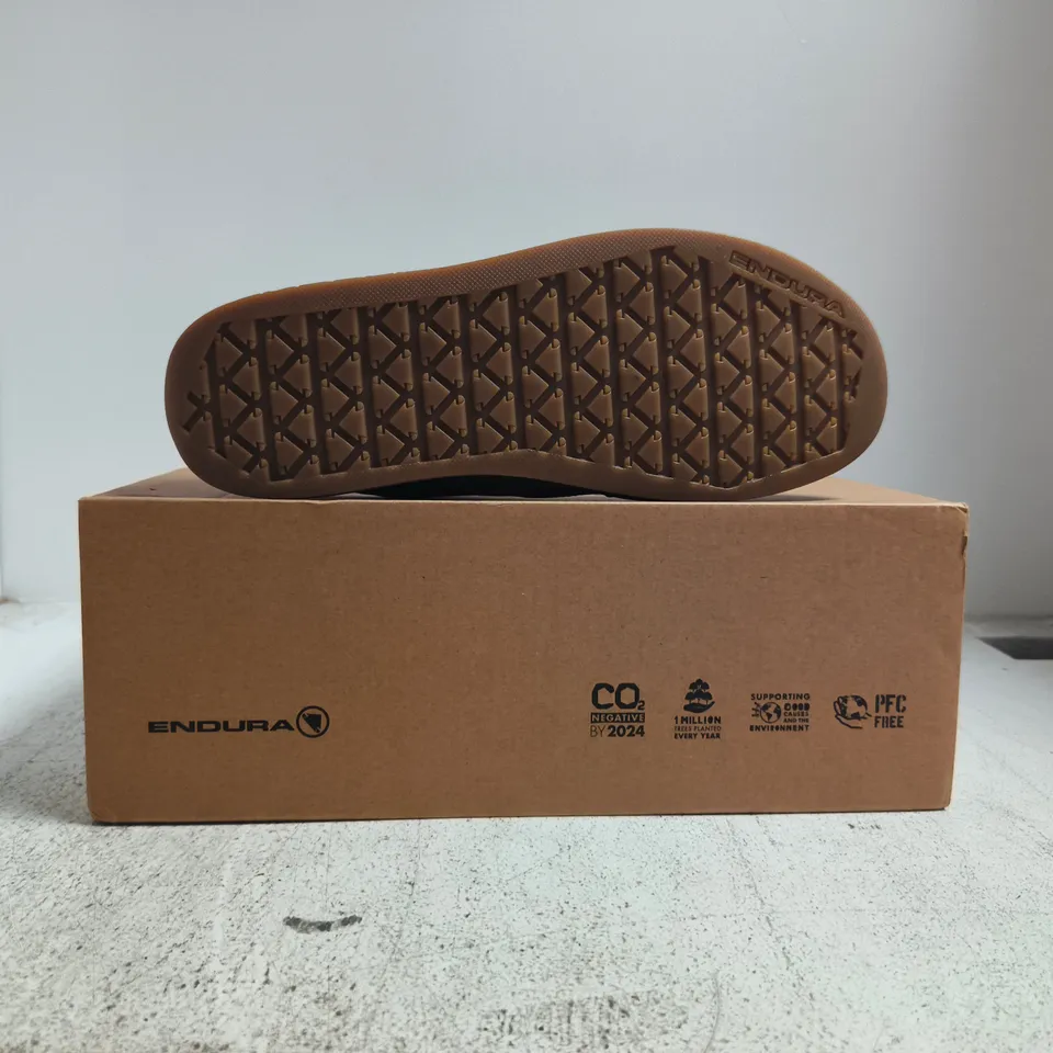 BOXED PAIR OF ENDURA HUMMVEE FLAT 99 TRAINERS IN PEBBLE GREY SIZE UK 9