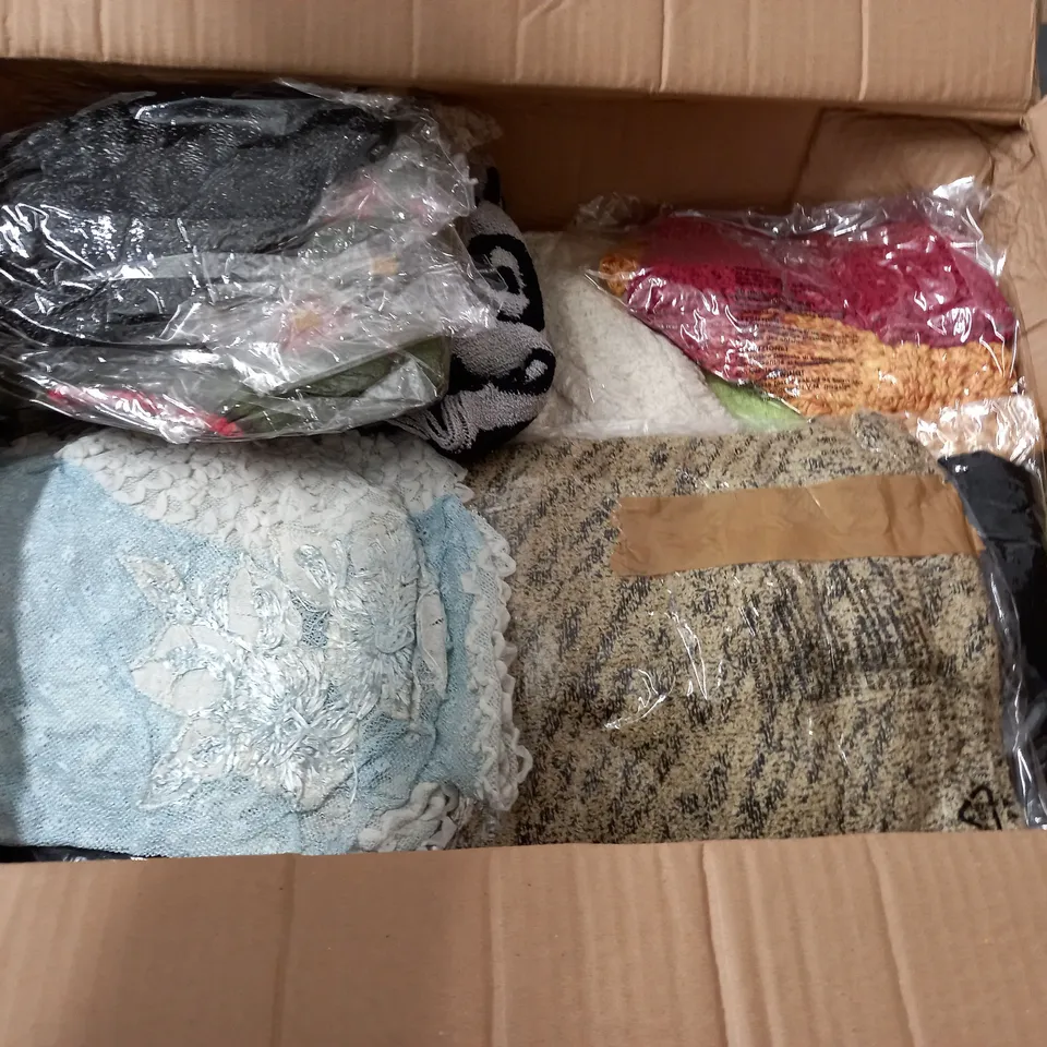 LARGE QUANTITY OF ASSORTED CLOTHING ITEMS 