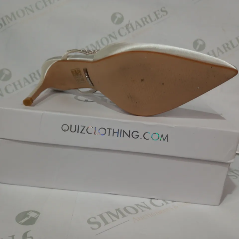 BOXED PAIR OF QUIZ BRIDAL CLOSED TOE HEELS IN SATIN WHITE W. JEWEL EFFECT EU SIZE 40