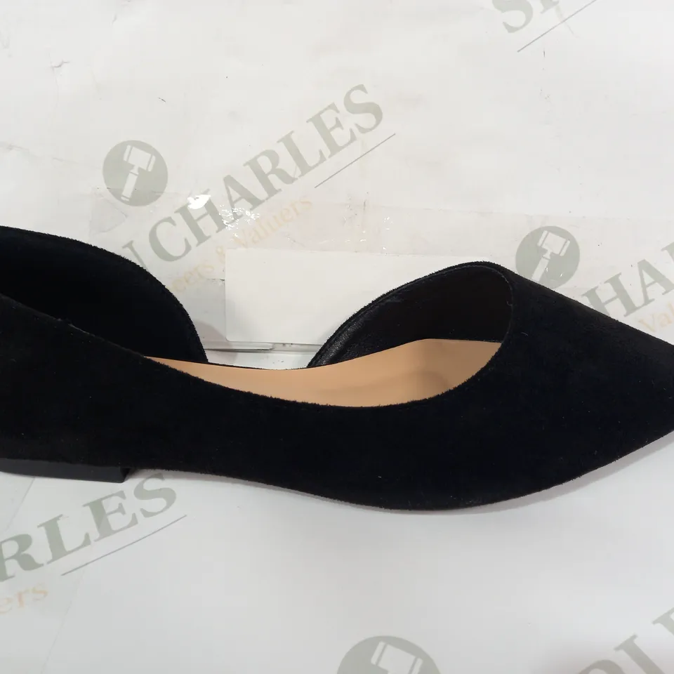 PAIR OF DESIGNER POINTED TOE SLIP-ON FLAT SHOES IN BLACK EU SIZE 38