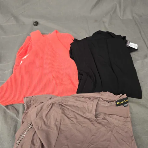 APPROXIMATELY 20 ASSORTED CLOTHING ITEMS IN VARIOUS STYLES, COLOURS AND SIZES