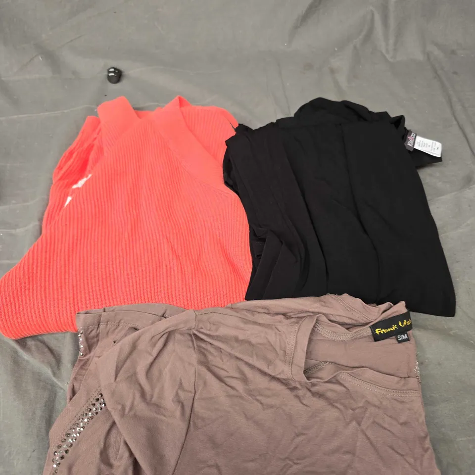 APPROXIMATELY 20 ASSORTED CLOTHING ITEMS IN VARIOUS STYLES, COLOURS AND SIZES 