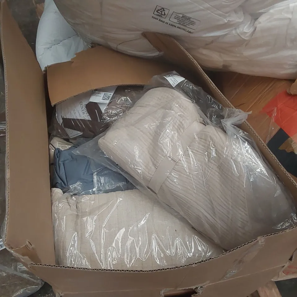 PALLET CONTAINING A VERY LARGE QUANTITY OF ASSORTED BEDDING INCLUDING: DUVETS, DUVET COVERS ECT