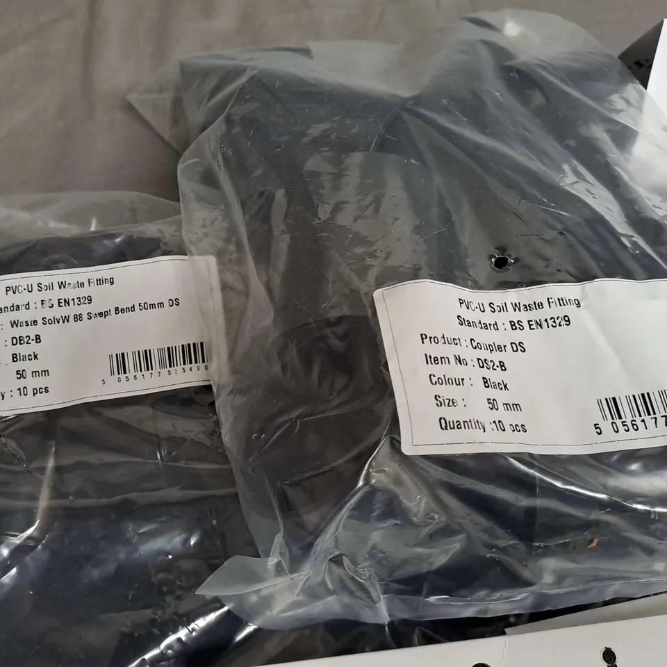 LOT OF ASSORTED NAVIGATOR PLUMBING ITEMS TO INCLUDE SINK OVERFLOWS, WASTE SWEEP BENDS AND SOIL WASTE FITTINGS