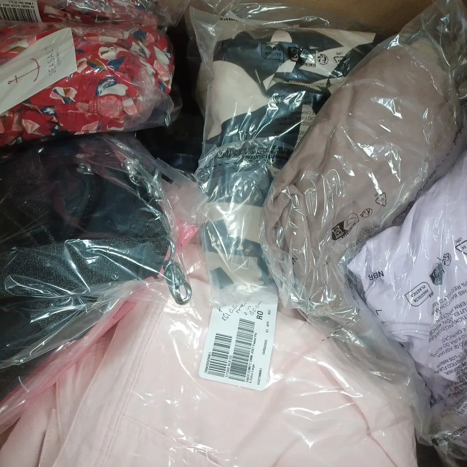 BOX OF APPROXIMATELY 20 ASSORTED CLOTHING AND FASHION ITEMS IN VARIOUS STYLES, SIZES, AND COLOURS - COLLECTION ONLY