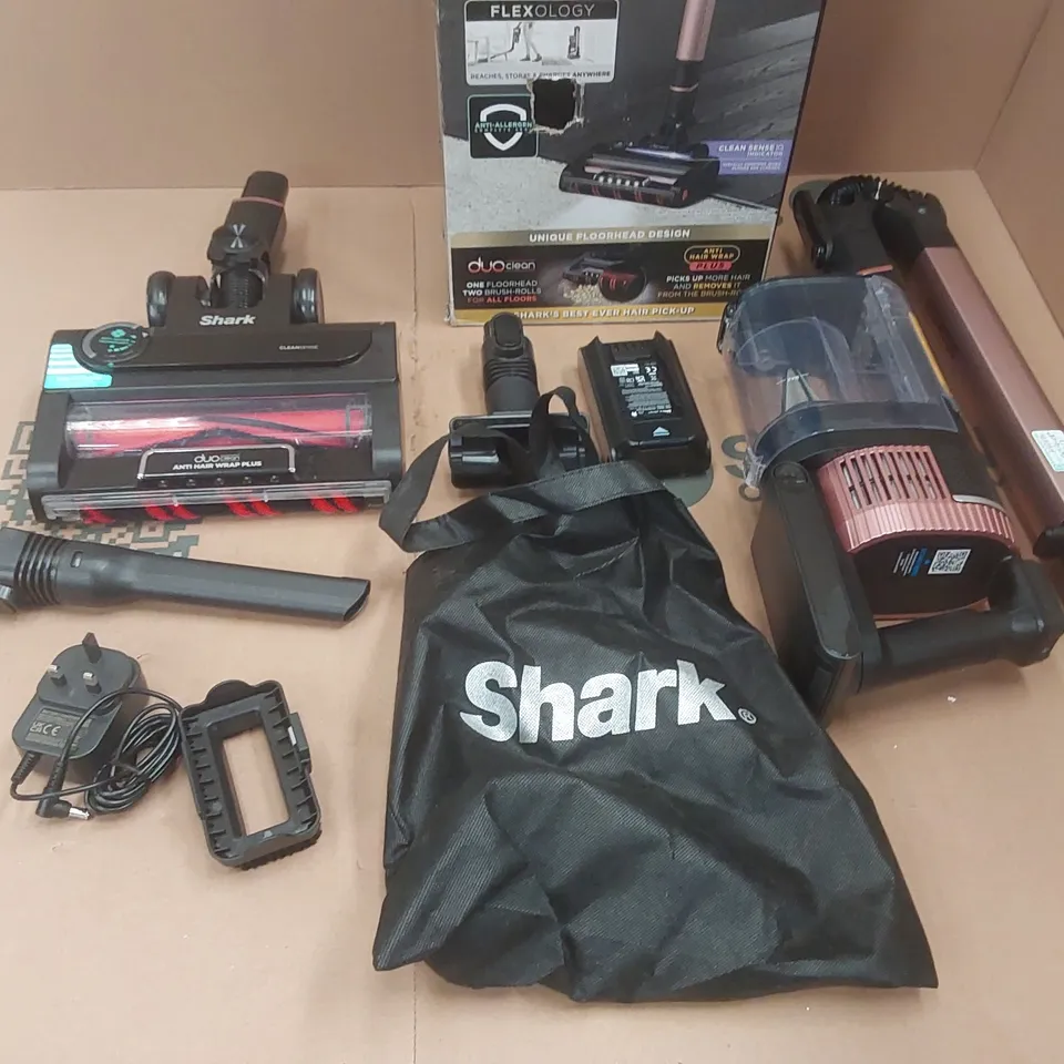 BOXED SHARK IZ400UK CORDLESS STICK VACUUM CLEANER