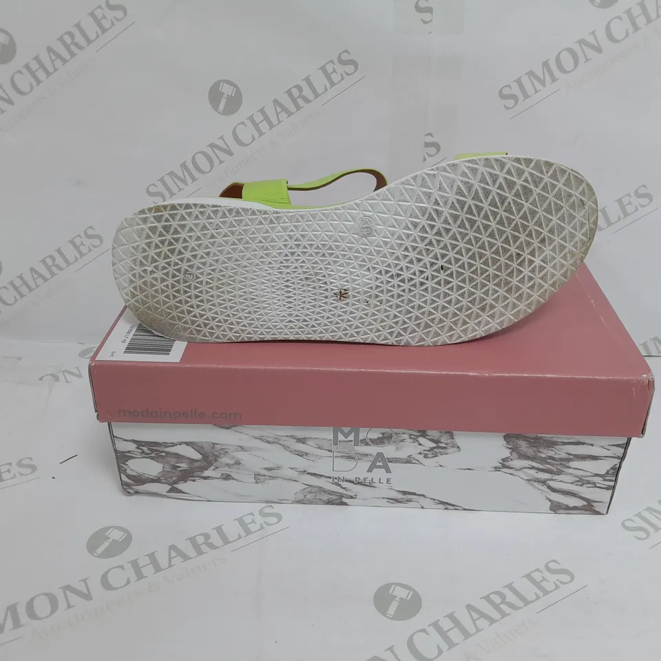 BOXED PAIR OF MODA IN PELLE ORINA SANDALS IN LIME SIZE 6