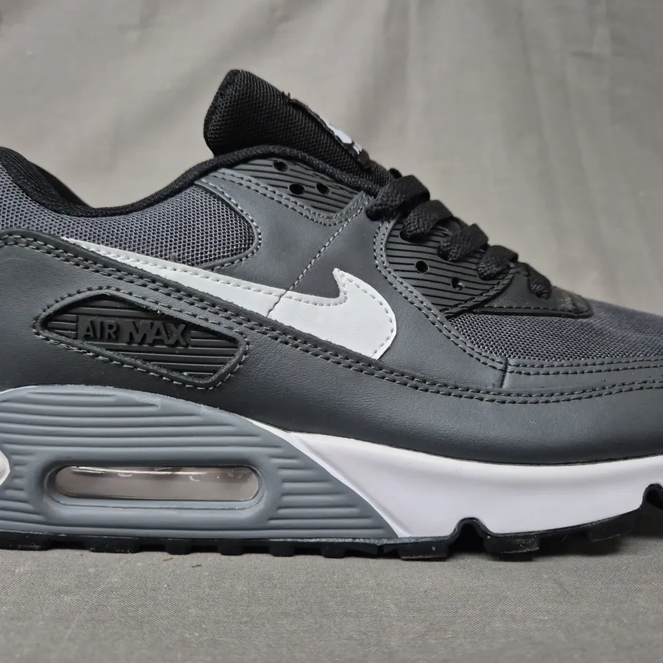 PAIR OF NIKEAIR MAX SHOES IN BLACK/WHITE UK SIZE 8