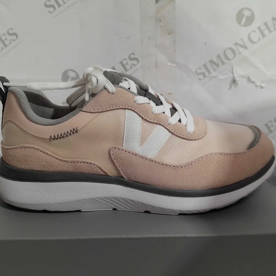 VIONIC DELMAR AYSE TRAINER SIZE 5.5