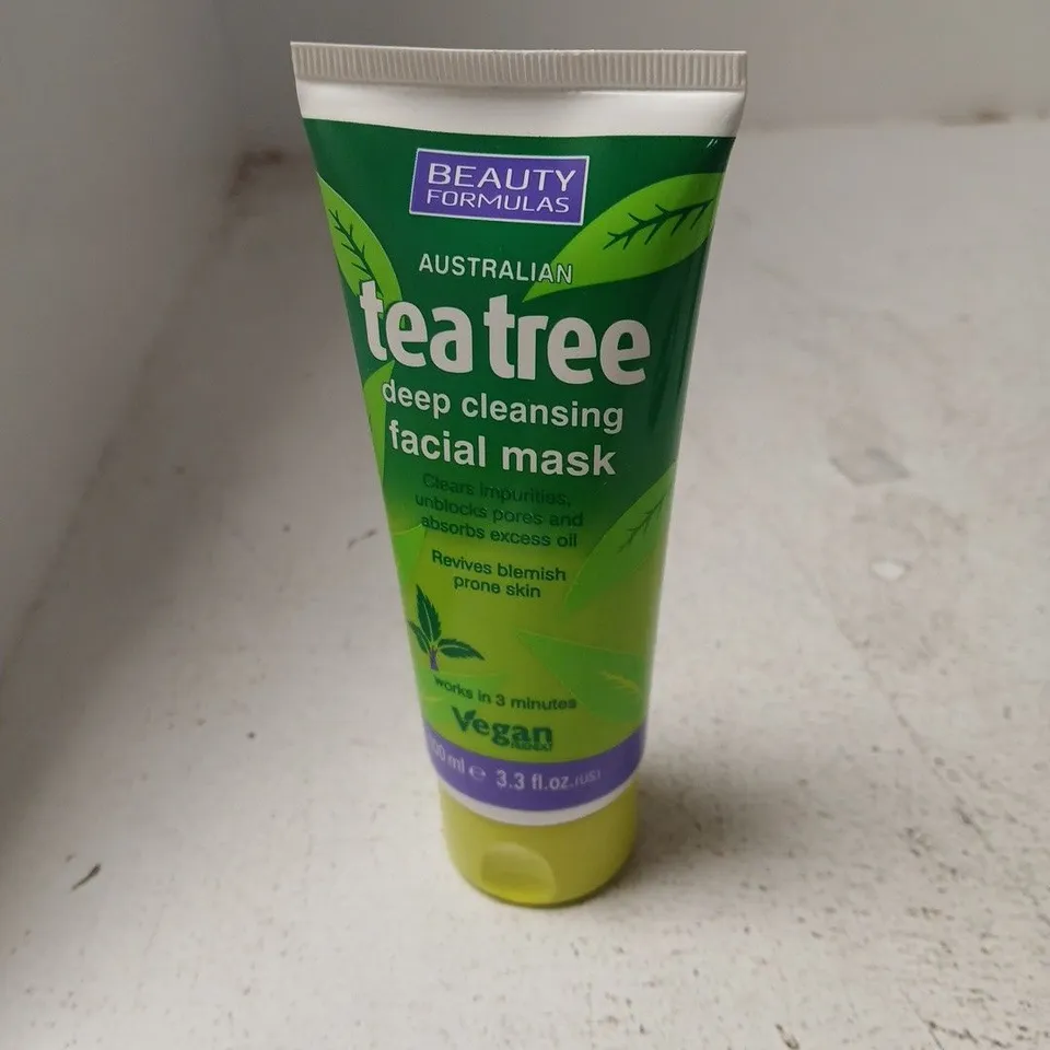 APPROXIMATELY 30 ASSORTED COSMETIC ITEMS INCLUDING TEA TREE FACIAL MASK AND PERMANT CREAM HAIR COLOUR 