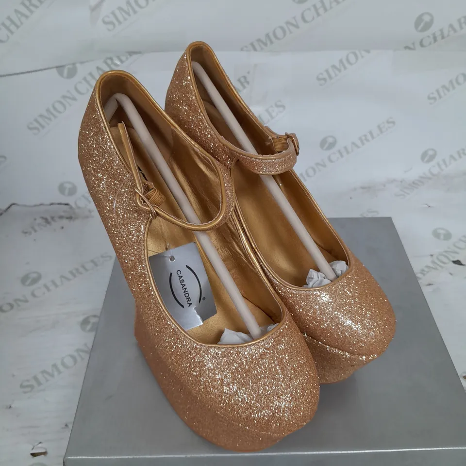 BOXED PAIR OF CASANDRA PLATFORM STRAP SHOE IN GOLD GLITTER SIZE 5