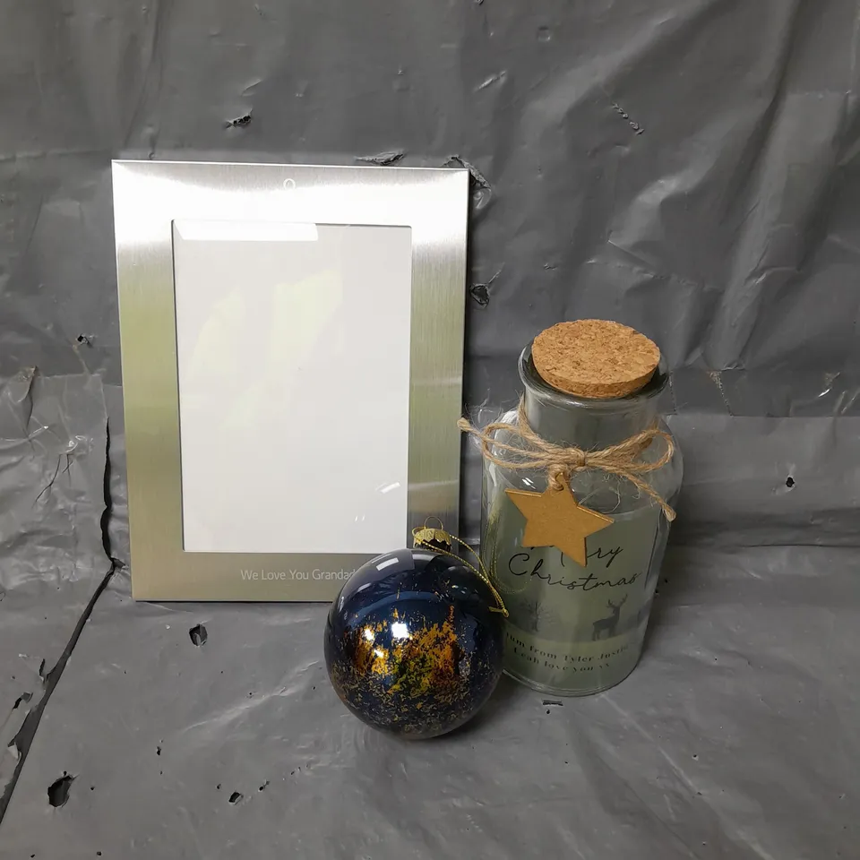 APPROXIMATELY 5 HOUSEHOLD ITEMS TO INCLUDE CHRISTMAS BAUBLES, PERSONALISED PHOTO FRAME AND A PERSONALISED JAR