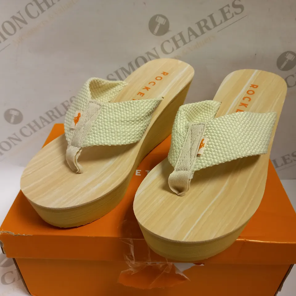 BOXED ROCKET DOG DIVER DOUBLE CREAM WEDGE SANDAL - SIZE 5