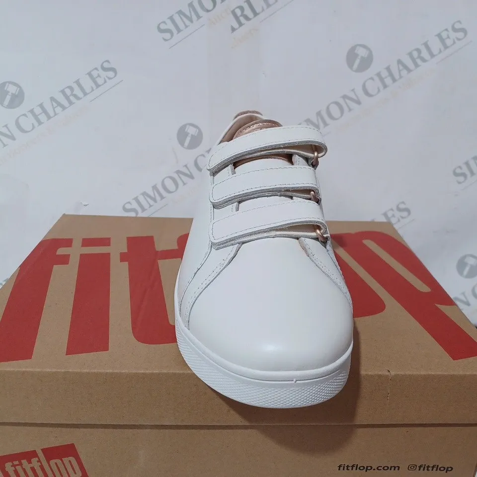 BOXED PAIR OF FIT FLOP RALLY METALLIC BACK LEATHER STRAP SNEAKERS IN WHITE - UK 5