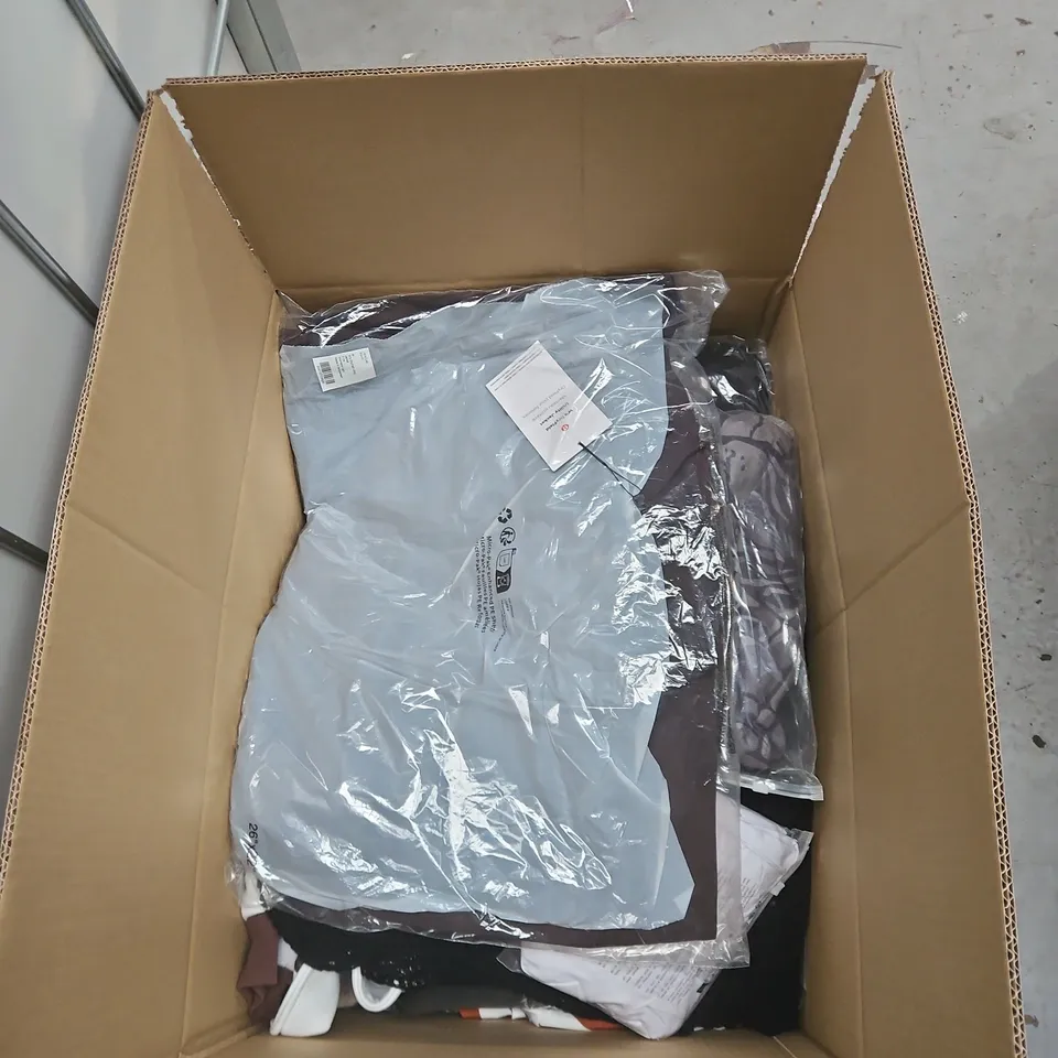 APPROXIMITLY 25 ITEMS INCLUDING JUMPSUIT TOPS PANTS ECT