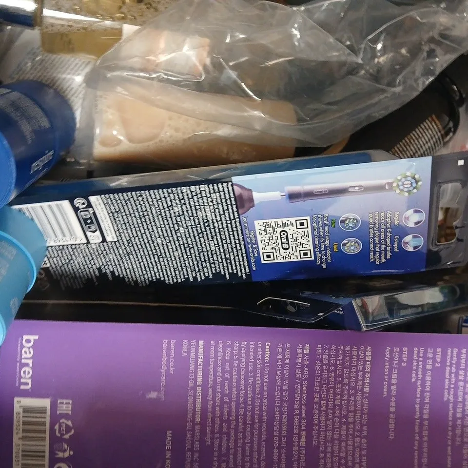 APPROXIMATELY 12 ASSORTED COSMETIC ITEMS INCLUDING VARIOUS MAKES AND BRANDS - COLLECTION ONLY