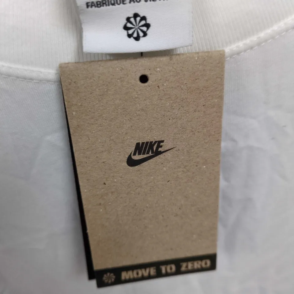 NIKE WHITE T-SHIRT WITH CHEST LOGO – SIZE 1X