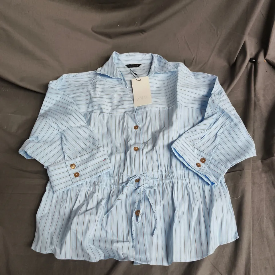 ZARA LIGHT BLUE STRIPED BUTTON-FRONT SHIRT WITH TIE BELT – WOMEN'S SIZE S