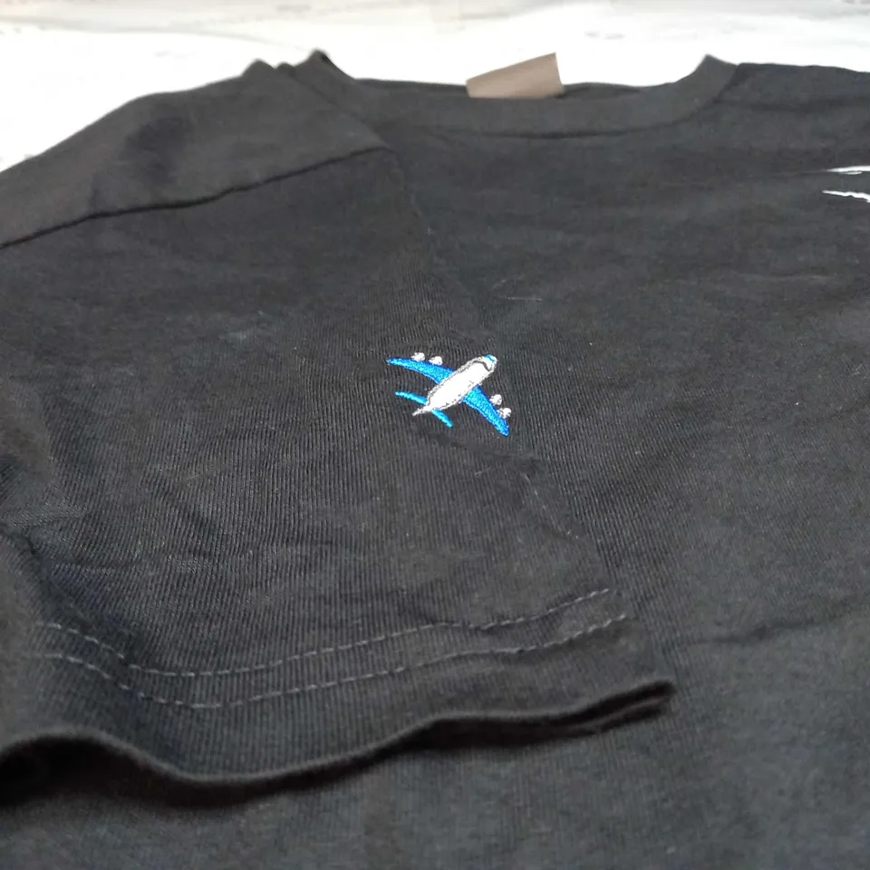 GYMSHARK EMBROIDED PLANE DESIGN T-SHIRT IN BLACK - MEDIUM