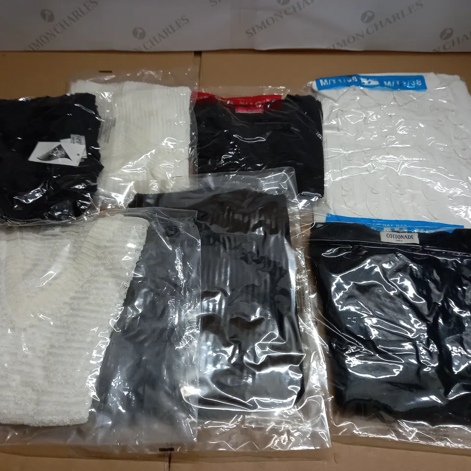LOT OF APPROXIMATELY 40 BAGGED AS NEW CLOTHING ITEMS - VARIOUS SIZES