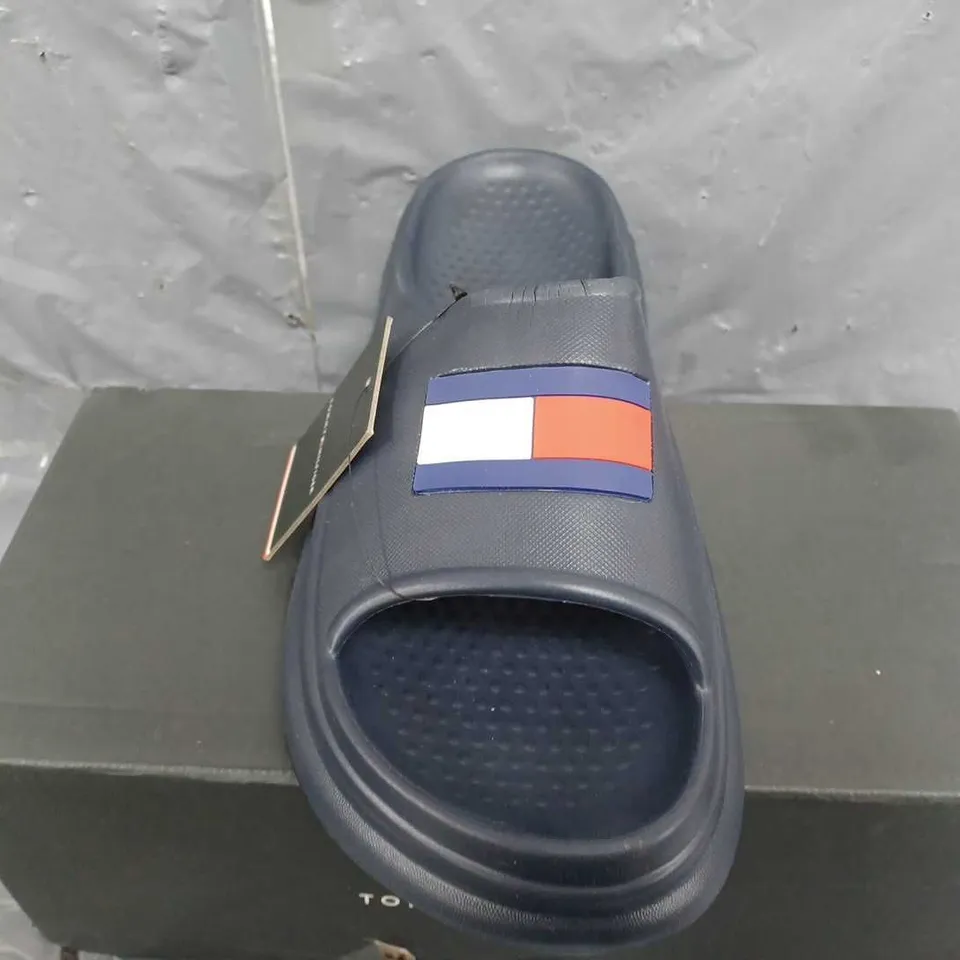 BOXED TOMMY HILFIGER FOAM SLIDES IN NAVY - 40/41