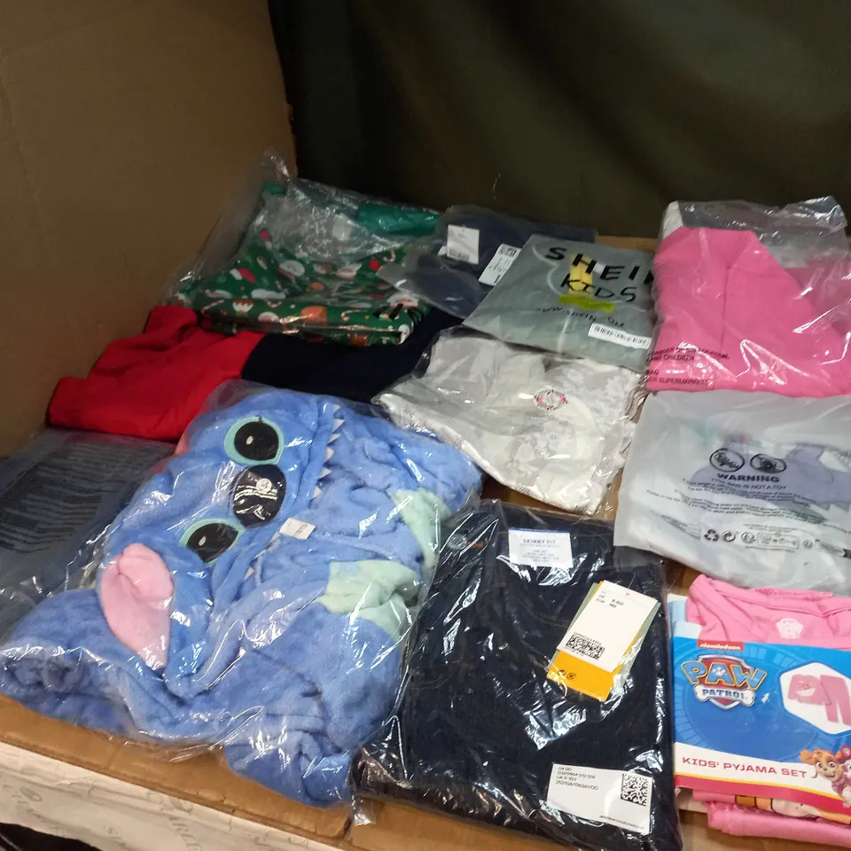 BOX OF APPROX. 40 ASSORTED CHILDRENS CLOTHING VARYING IN SIZE/COLOUR/STYLE TO INCLUDE:  TOPS, JEANS, JUMPERS