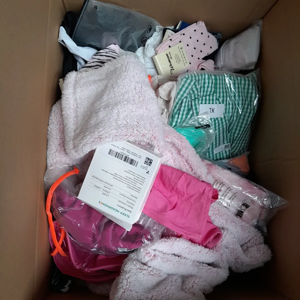 BOX OF APPROXIMATELY 25 ASSORTED CLOTHING ITEMS TO INCLUDE - T-SHIRT , TROUSERS , JEANS , ETC 