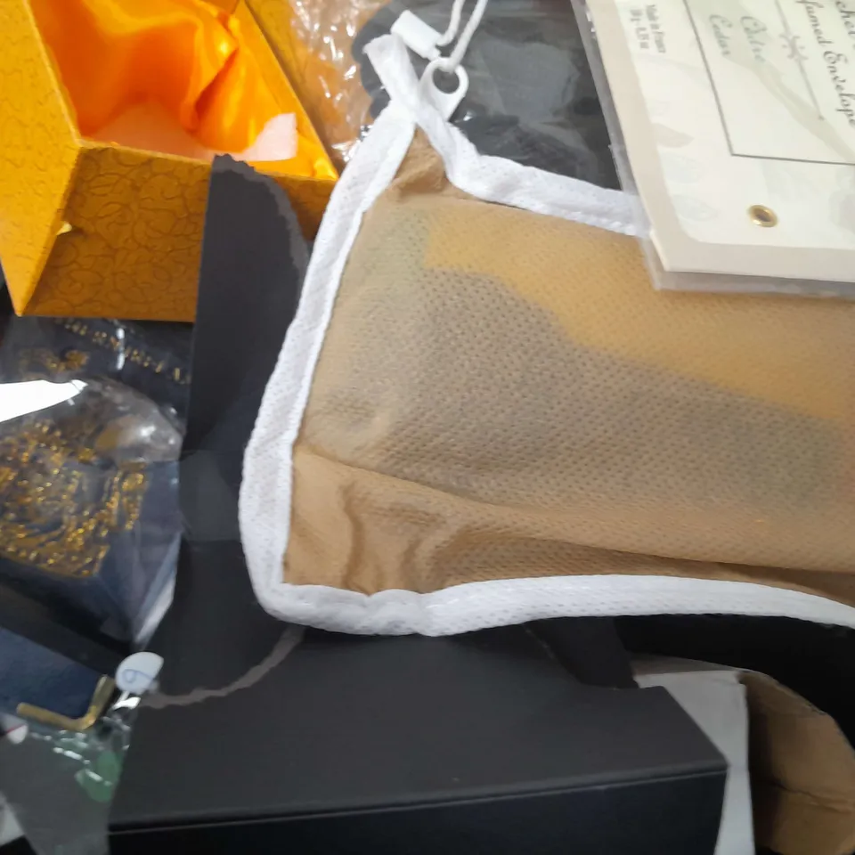 BOX OF APPROXIMATELY 14 ASSORTED ITEMS TO INCLUDE - C.K PROCOBALT , ZAP-EASE INSTANT BITE RELIEF , DYLON ALL IN 1 FABRIC DYE ETC