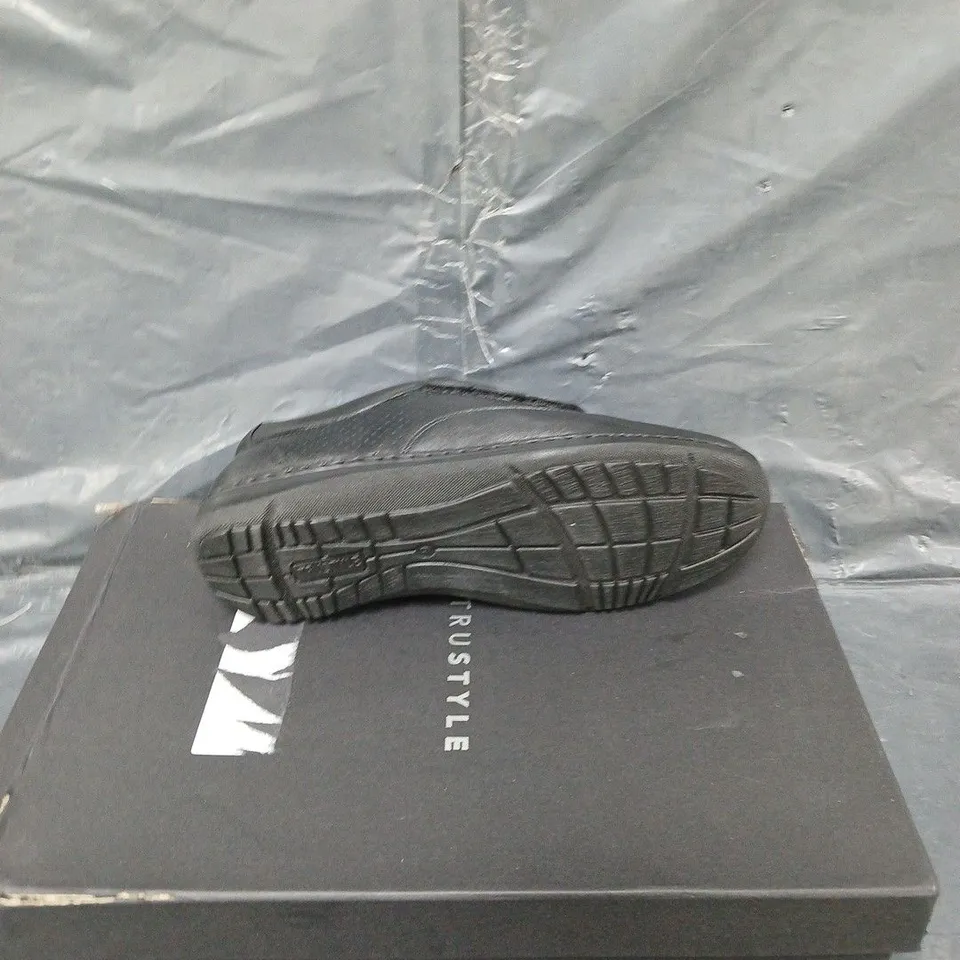 BOXED PAIR OF TRUSTYLE BLACK VELCRO SHOE UK 6