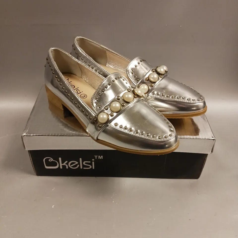 BOXED PAIR OF KELSI SLIP ON LOW HEEL SHOES IN SILVER - 3