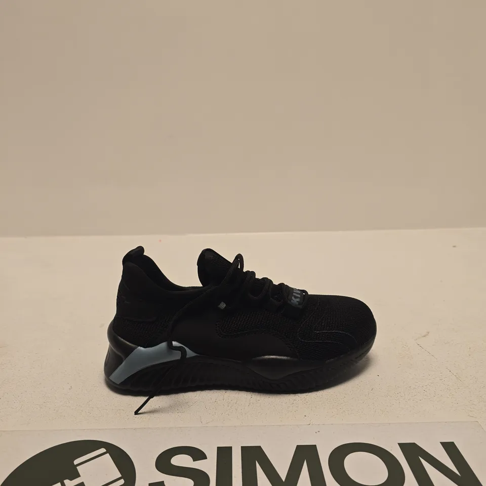 KIVINI KNIT RUNNER SNEAKERS – BLACK (SIZE EU 39)