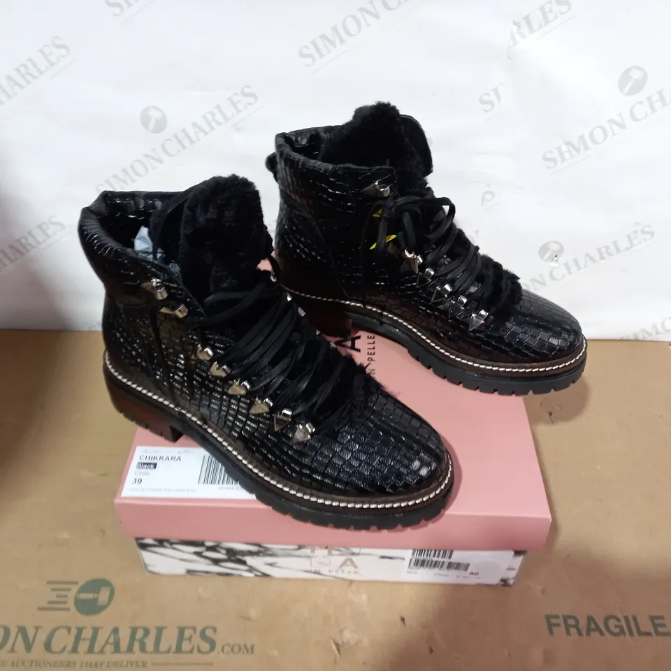 BOXED PAIR OF MODA IN PELLE BLACK BOOTS - SIZE 39