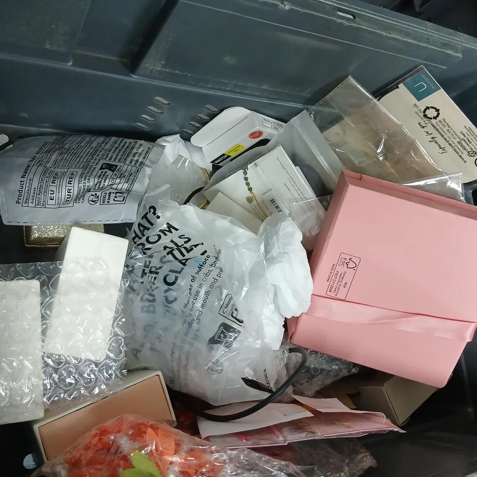 LARGE QUANTITY OF ASSORTED JEWELLERY AND ACCESSORIES