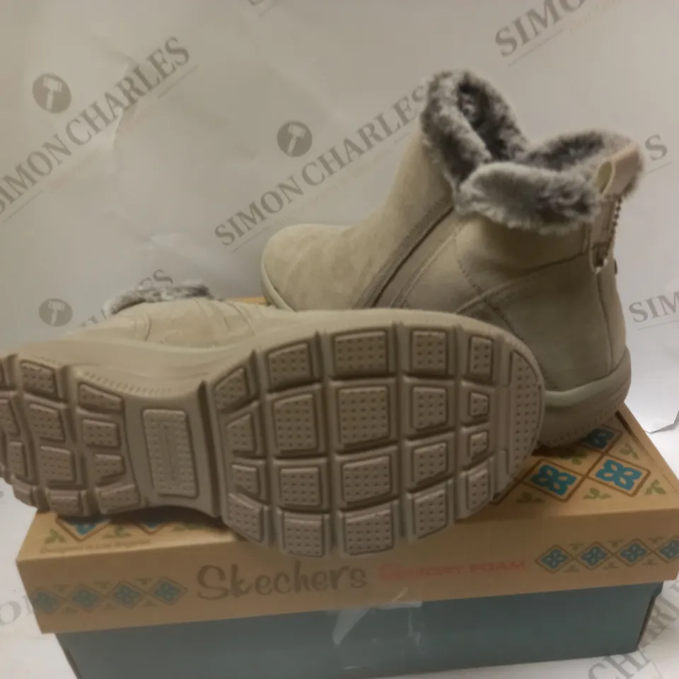 BOXED SKETCHERS MEMORY FOAM MUSHROOM HIGH ZIP BOOTS - SIZE 6