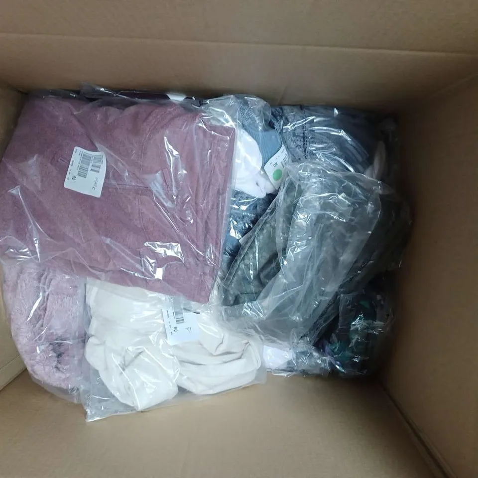 APPROX 20 MIXED CLOTHING ITEMS