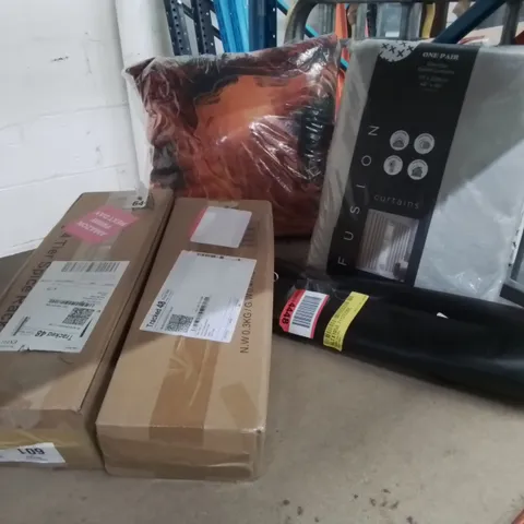BOX OF 12 ASSORTED ITEMS TO INCLUDE: 4 TIER SPIDE RACK, BOULDIN DOOR MAT, FUSION GREY CURTAINS, ABSTRACT SCATTER CUSHION ETC