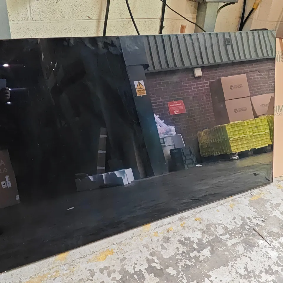 BOXED PHILIPS 77" AMBILIGHT OLED TV 77OLED950 WITH REMOTE - NO POWER- DAMAGED SCREEN 