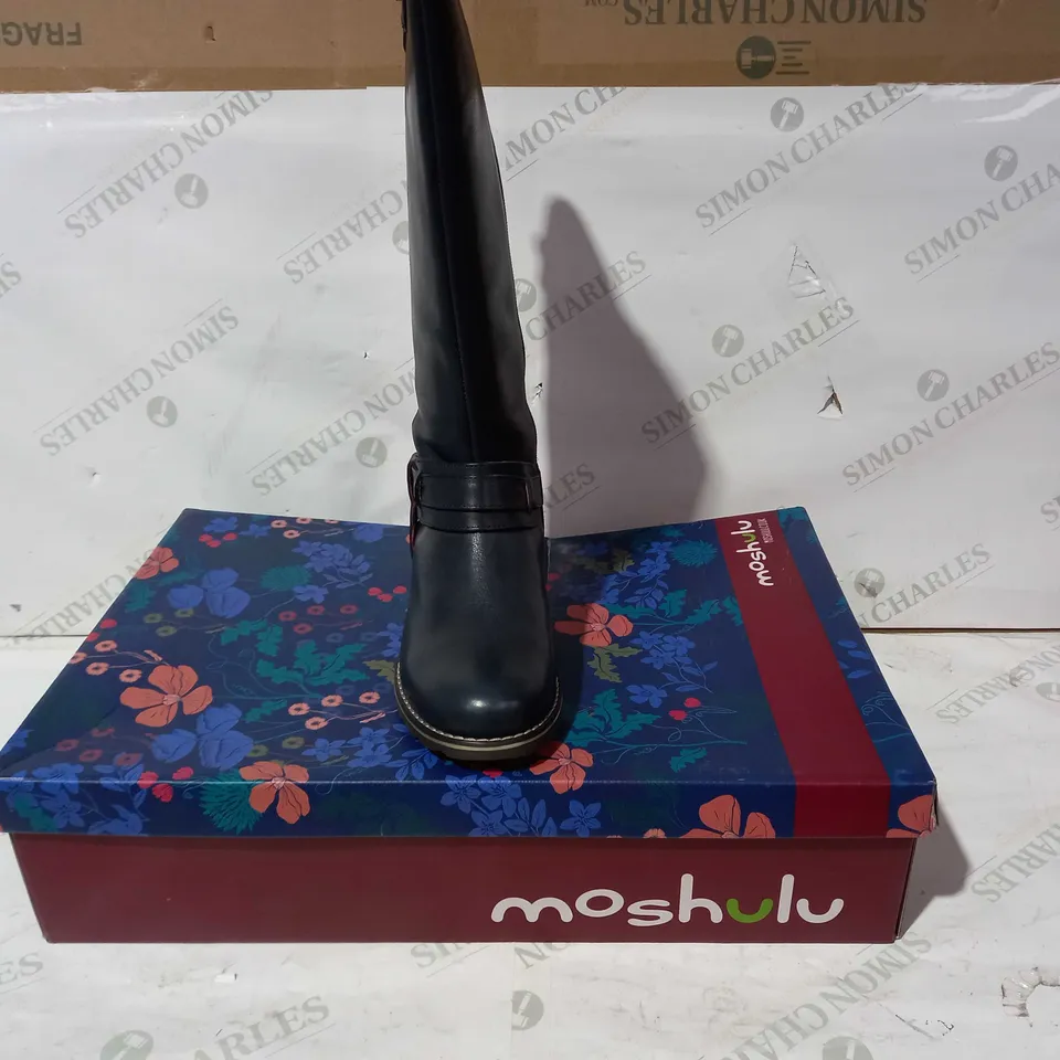 BOXED PAIR OF MOSHULU MOSTLETOE DARK DENIM COLOUR BOOTS UK SIZE 5