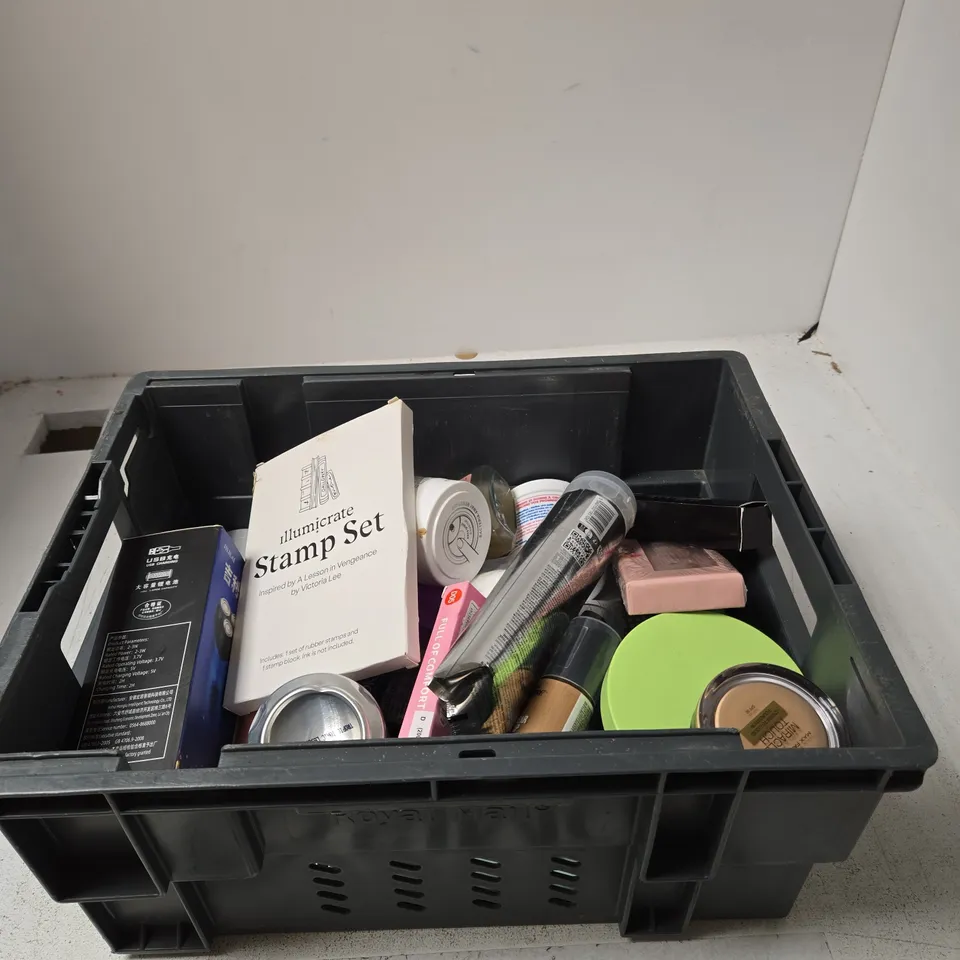 TOTE OF APPROXIMATELY 10 ASSORTED BEAUTY ITEMS INCLUDING ILLUMICRATE STAMP SET, REVITALAB DAY AND NIGHT FACE CREAM AND WOW SHAMPOO