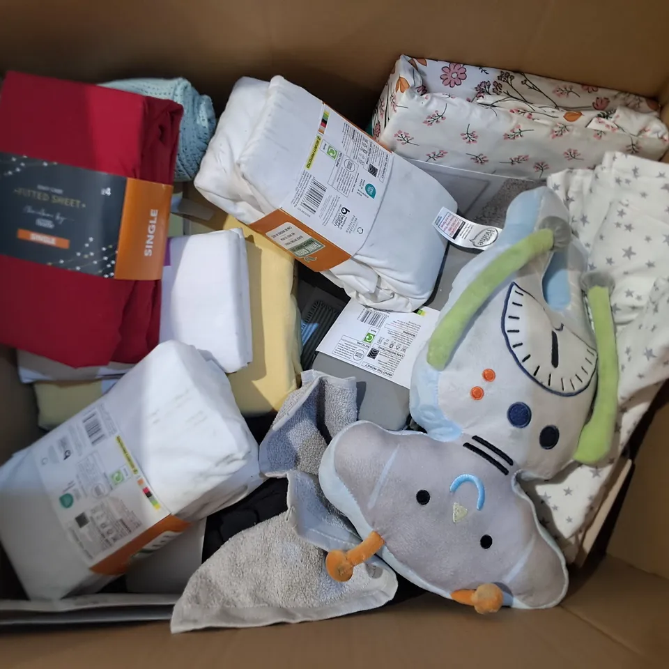 LOT OF APPROXIMATELY 23 ASSORTED BEDDING AND SOFT FURNISHING ITEMS TO INCLUDE DUVETS, SHEETS AND TOWELS 
