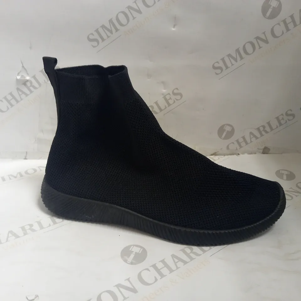 BOX OF 2 SHOES TO INCLUDE ONE BROWN FAUX LEATHER PLATFORM BOOT (LEFT) AND ONE BLACK FABRIC RUNNING SHOE (RIGHT)