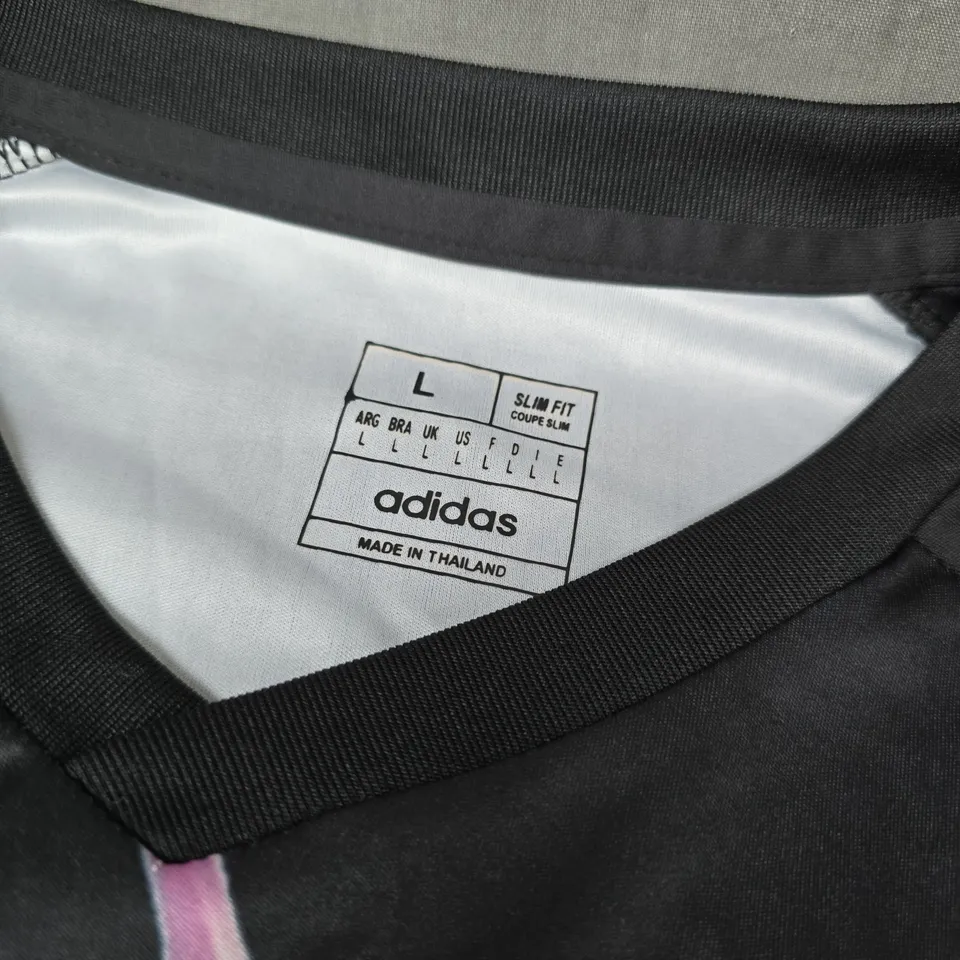 ADIDAS JAPAN FOOTBALL ASSOCIATION DRAGON GRAPHIC T‑SHIRT – BLACK – SLIM FIT – UK L