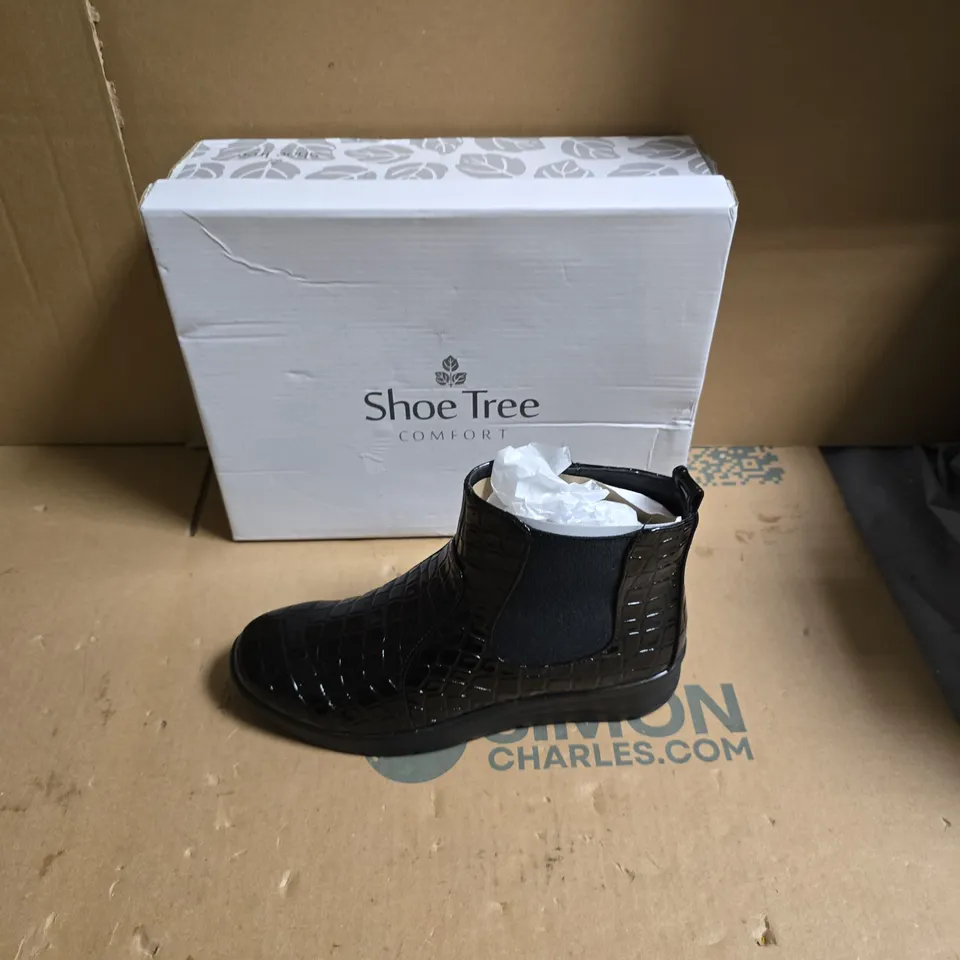 BLACK CROCODILE-EFFECT CHELSEA BOOTS - WOMEN'S ANKLE BOOTS, SHOE TREE COMFORT - UK SIZE 5
