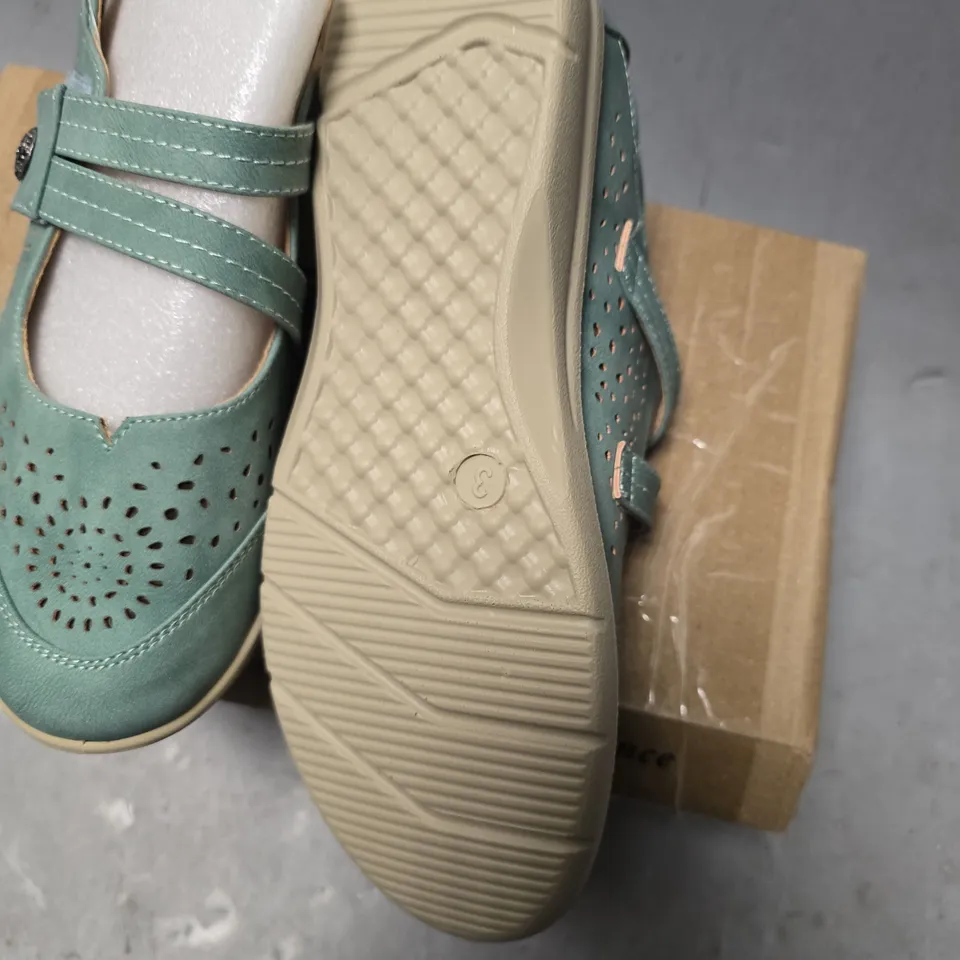 BOXED CUSHION WALK LADIES SHOES SIZE 3