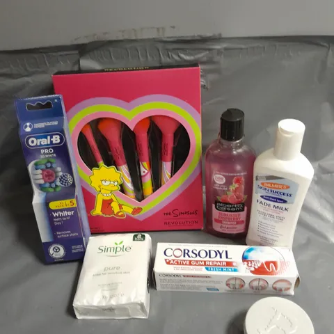 APPROXIMATELY 20 ASSORTED HEALTH & BEAUTY PRODUCTS TO INCLUDE CORSODYL TOOTHPASTE, SIMPLE SOAP BARS AND REVOLUTION SIMPSONS MAKE UP BRUSHES